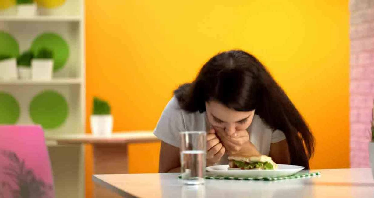 استفراغ زن در حال غذا خوردن - درمان خانگی مسمومیت غذایی