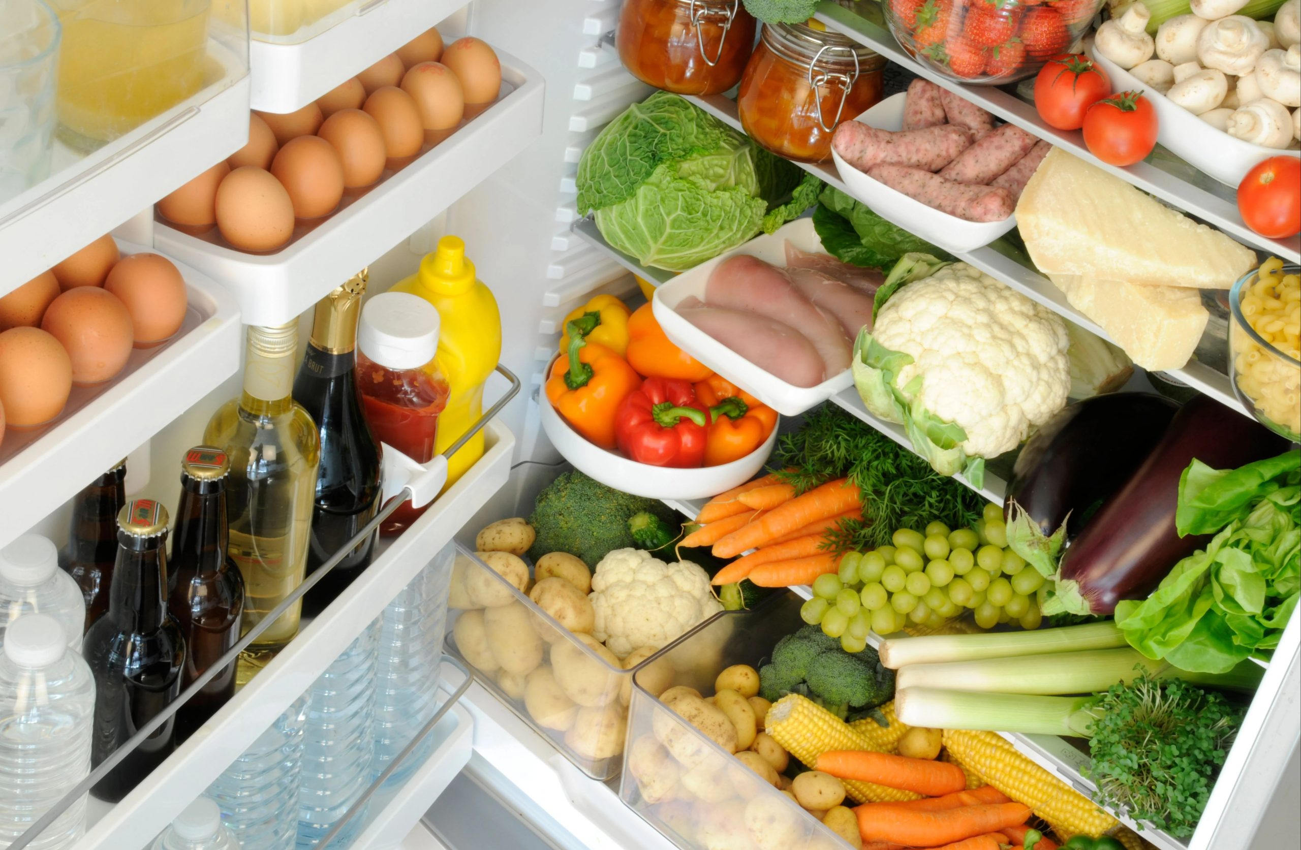 یخچال پر از میوه و سبزی - نگهداری میوه و سبزی در یخچال