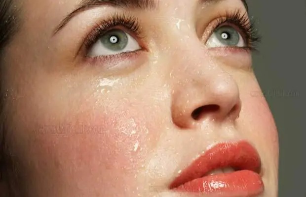 عرق کردن روی صورت زن - تثبیت آرایش در گرما