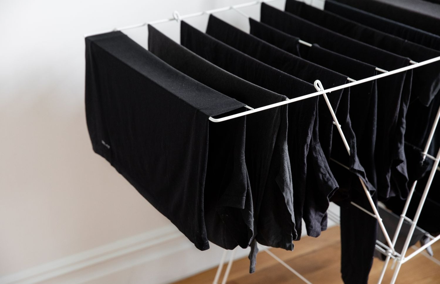 لباس های مشکی در رخت اویز - جلوگیری از بور شدن لباس مشکی