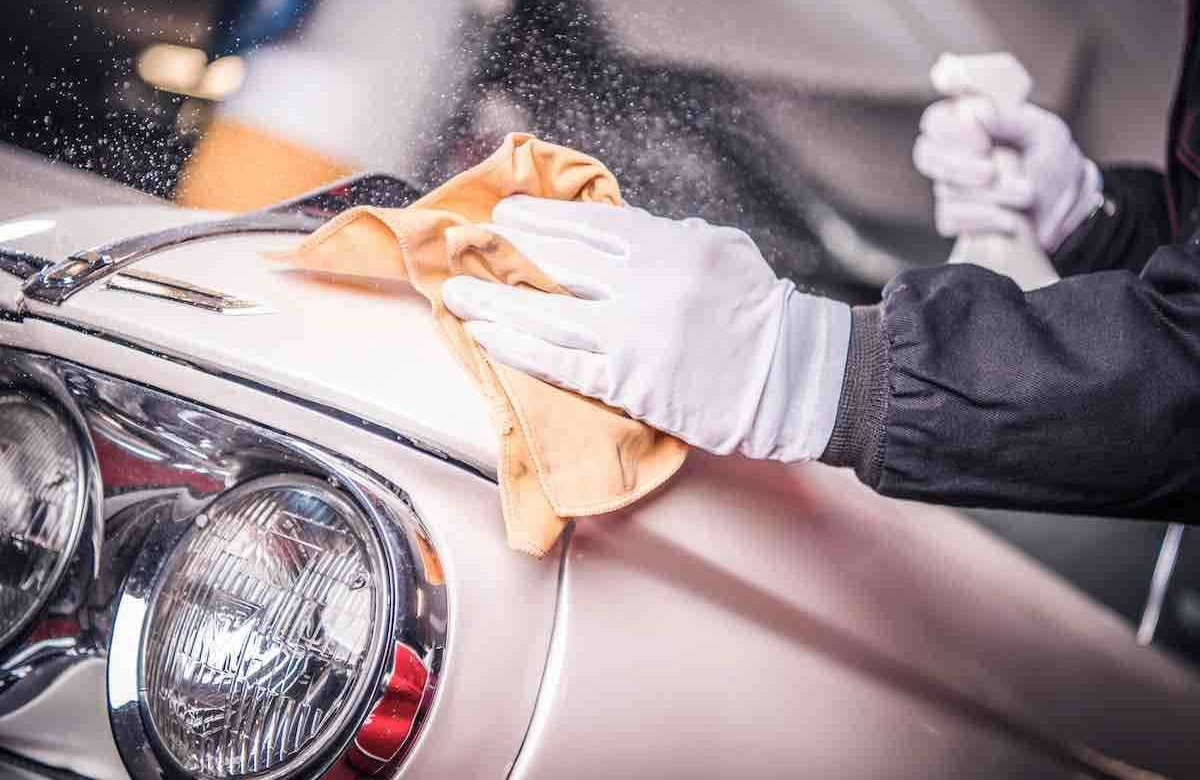 دست مرد در حال دستمال کشیدن ماشین - شستن ماشین بدون آب