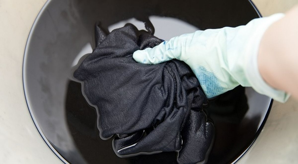 شستن لباس مشکی در لکن پر کف - جلوگیری از بور شدن لباس مشکی