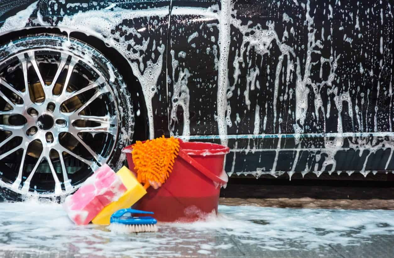 کف مالی کردن ماشین و دستمال و شوینده ویک سطل آب - شستن ماشین بدون آب