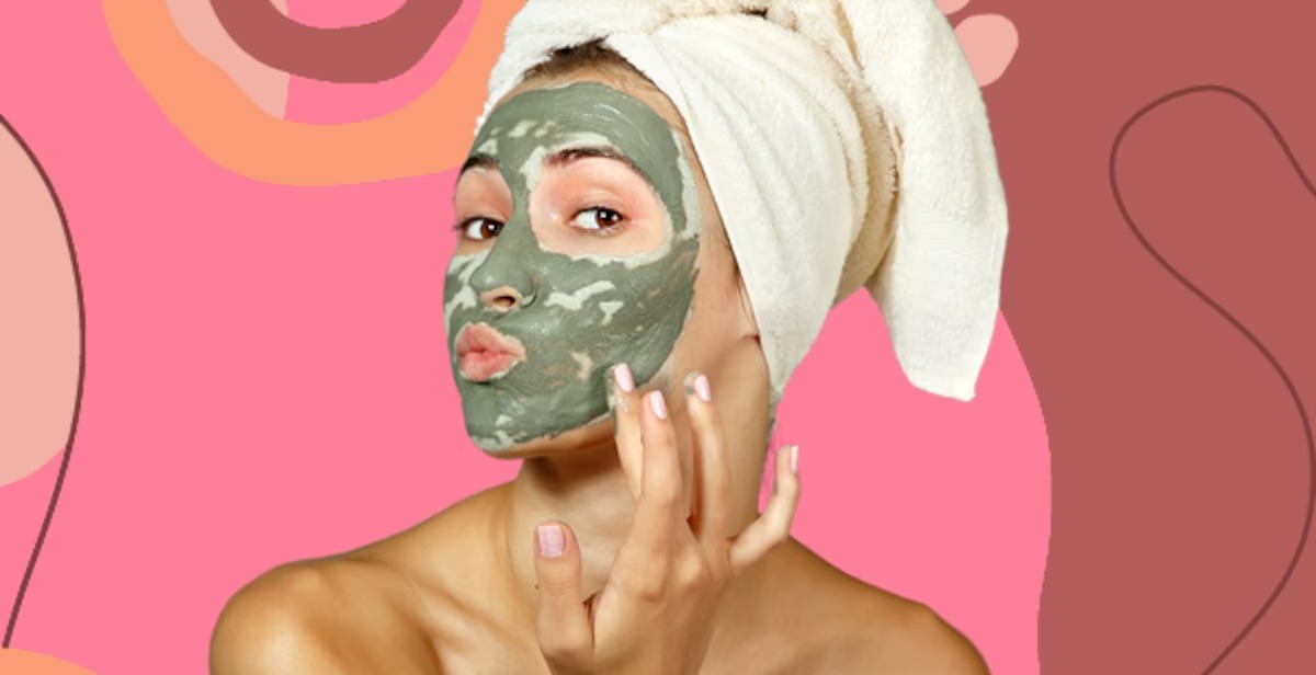 ماسک سبز روی صورت زن - پاکسازی صورت با روش خانگی