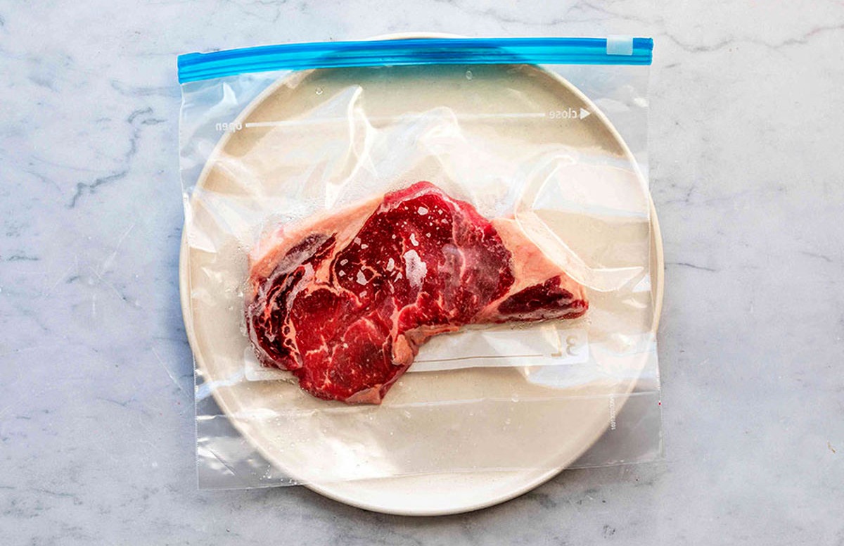 گوشت یخ زده در کیشه فریزر - یخ زدایی سریع گوشت
