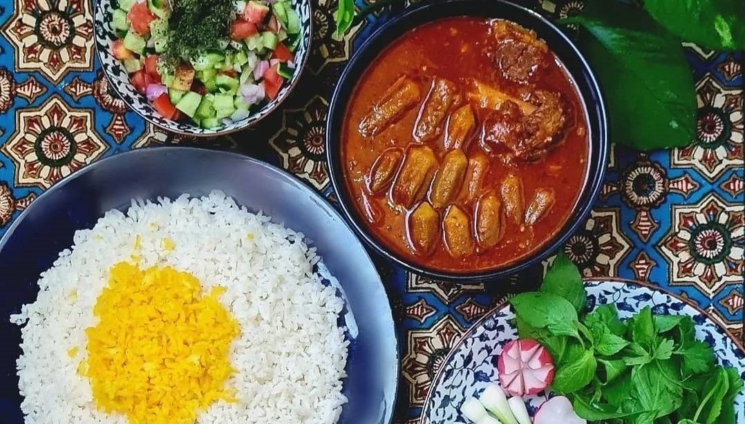 طرز تهیه خورشت بامیه با مرغ