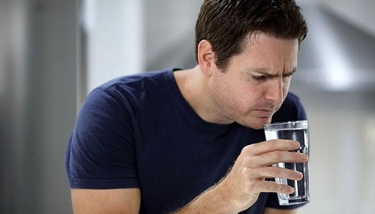 علت بو گرفتن آب - از بین بردن بوی بد لیوان