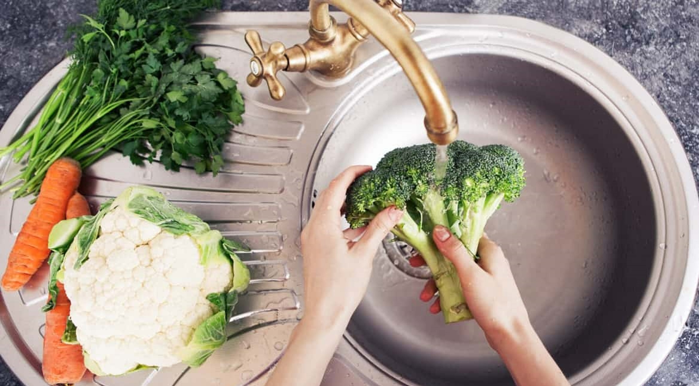 شستن سبزیجات با آب - شستن کلم بروکلی