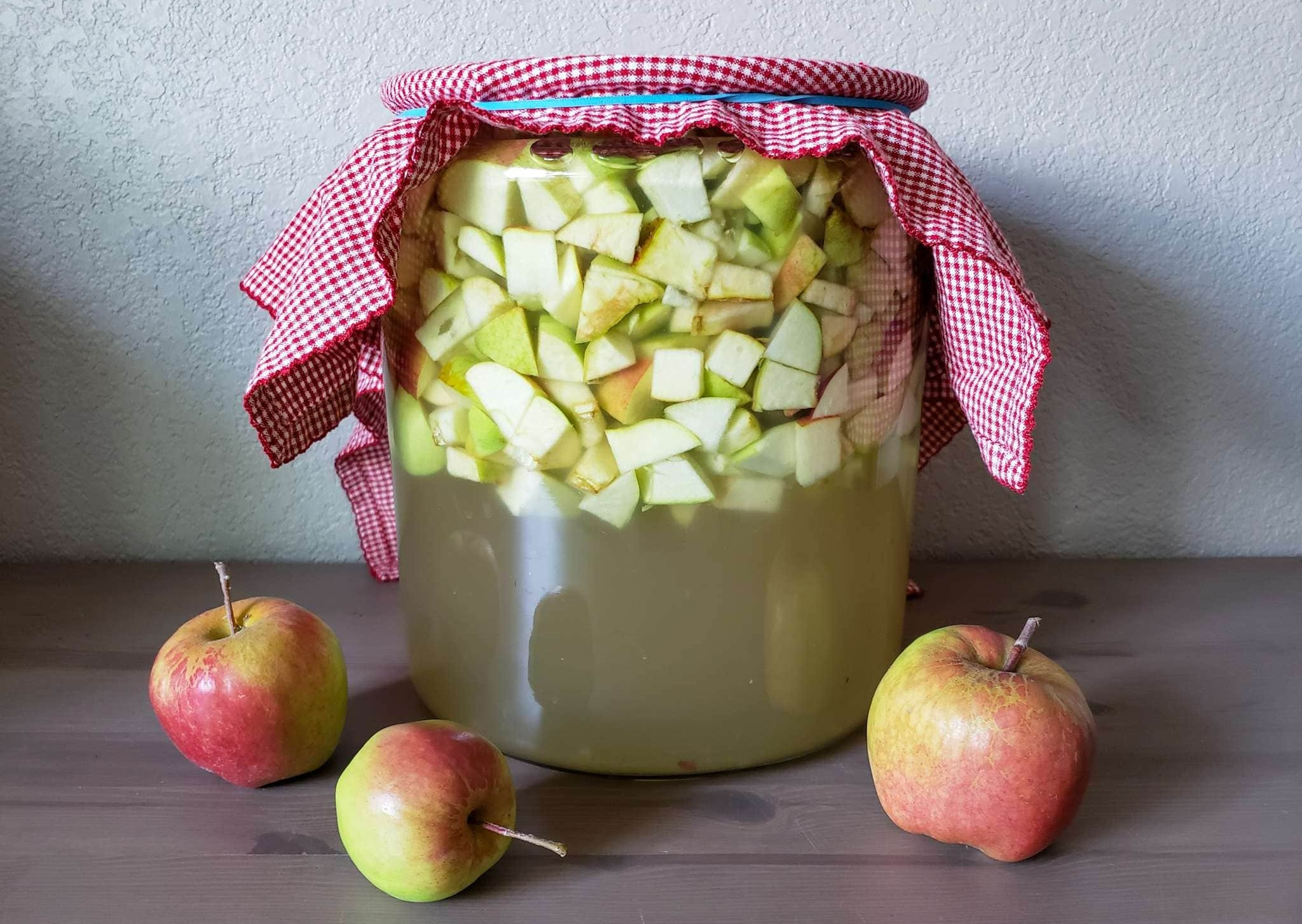 سیب های خرد شده در شیشه سرکه - تهیه سرکه سیب خانگی