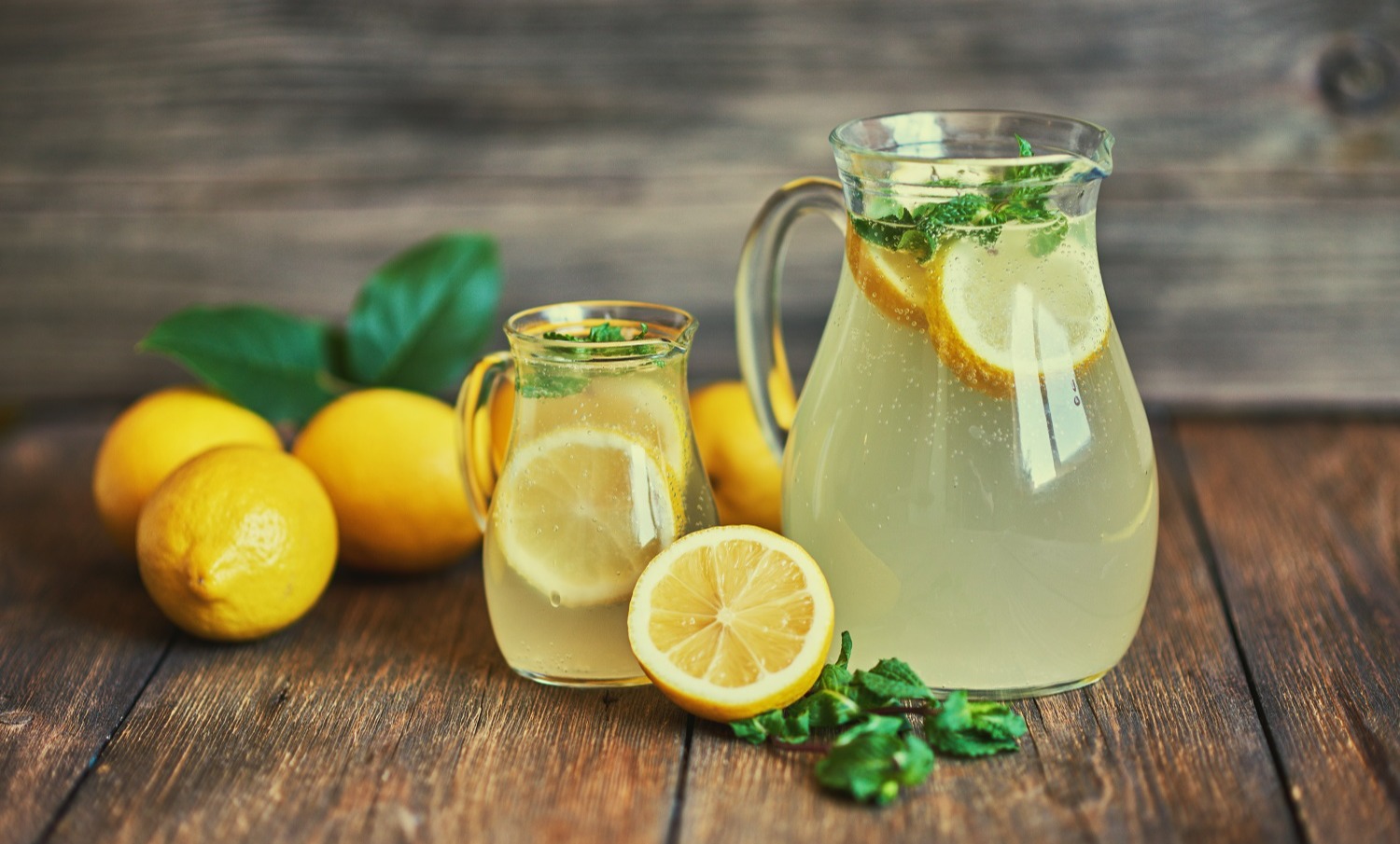 یک پارچ لیموناد با یک لیوان اسموتی - طرز تهیه لیموناد خانگی