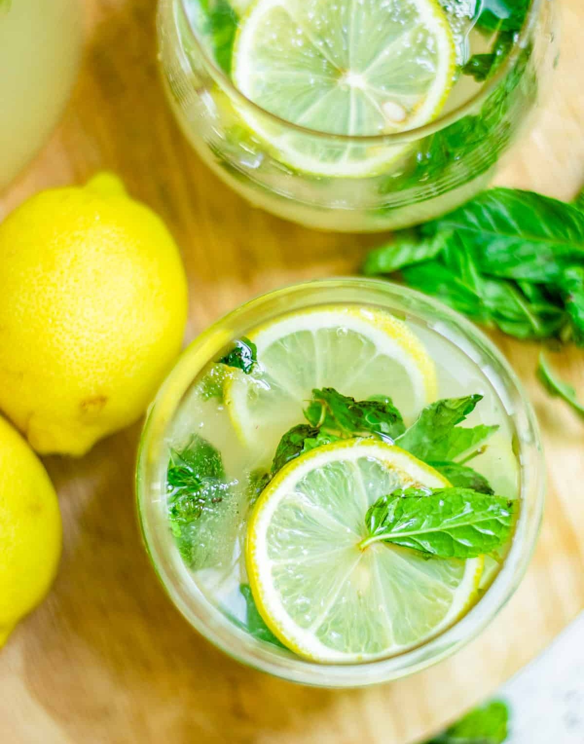 دو لیوان لیموناد از نمای بالا - طرز تهیه لیموناد خانگی