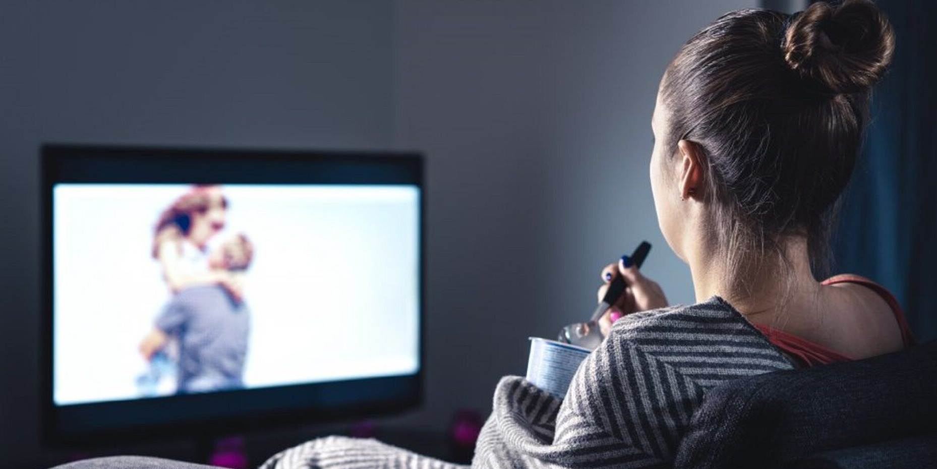 زن در حال تماشای تلویزیون - سرگرمی زنان خانه دار