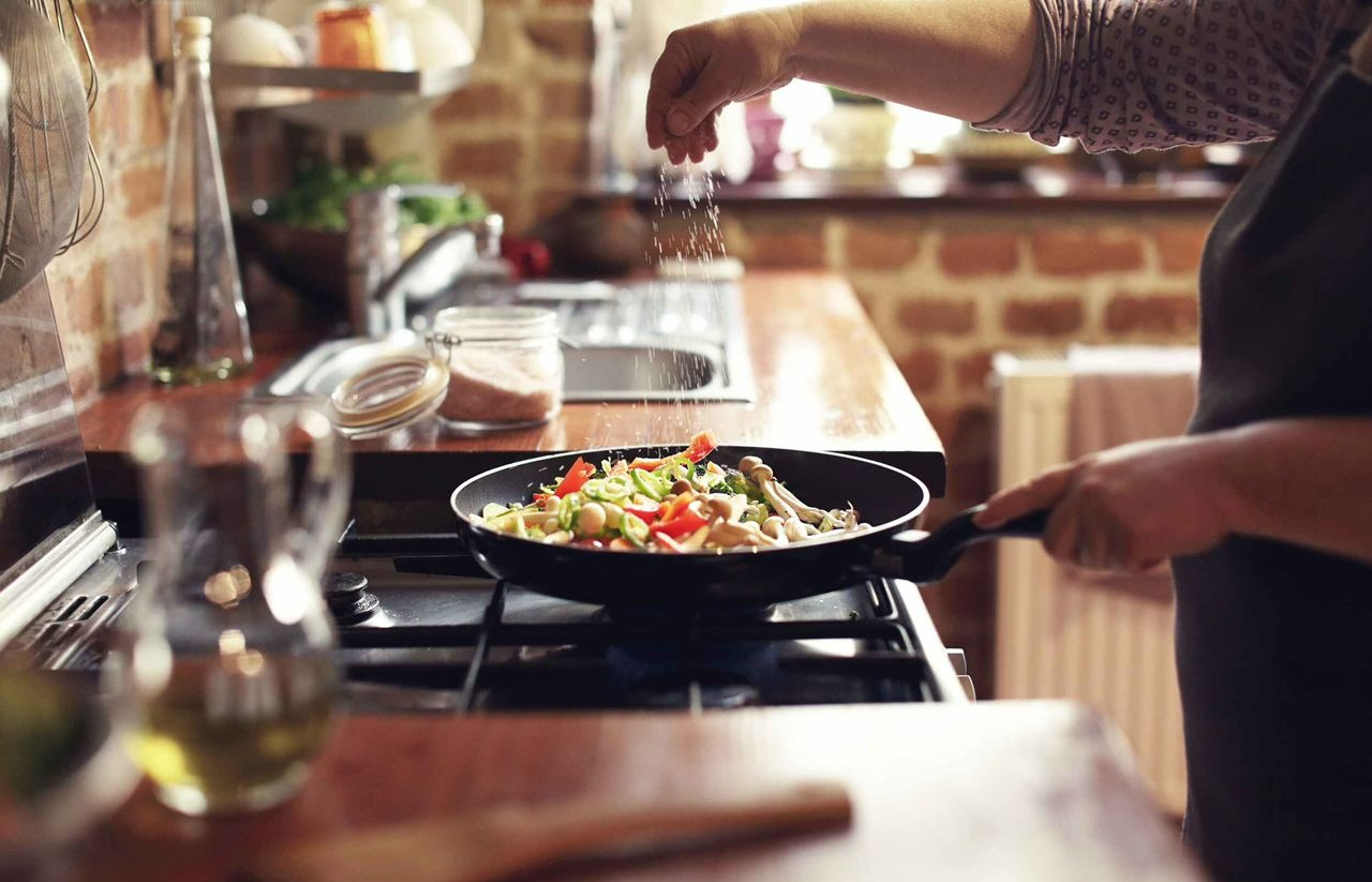 آشپزی کردن خانم ها - سرگرمی زنان خانه دار