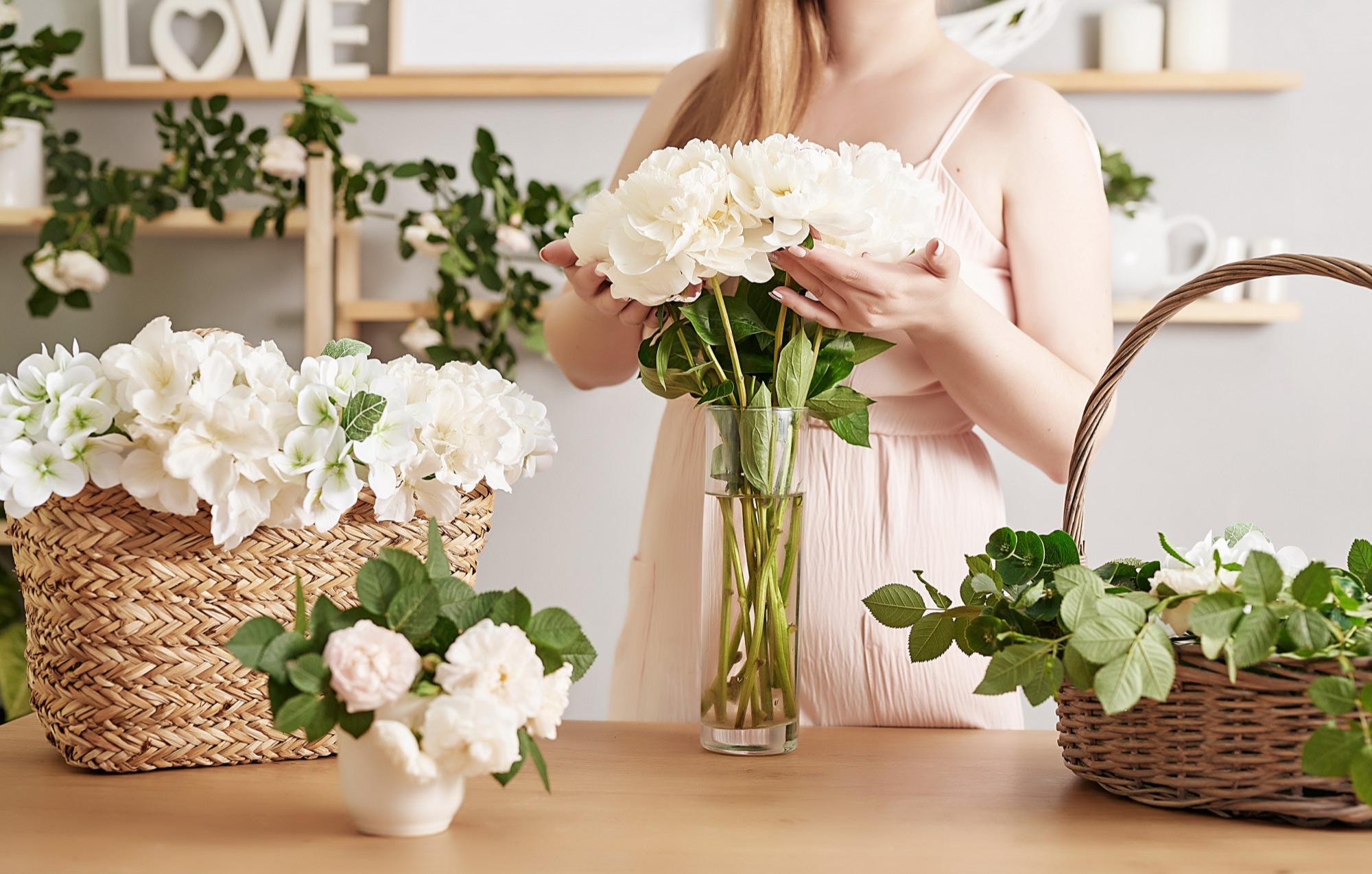 گذاشتن رز سفید در گلدان - تازه نگه داشتن سبد گل 