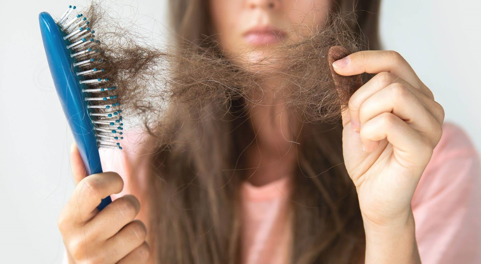 موی ریخته شده در شانه - درمان خانگی ریزش مو