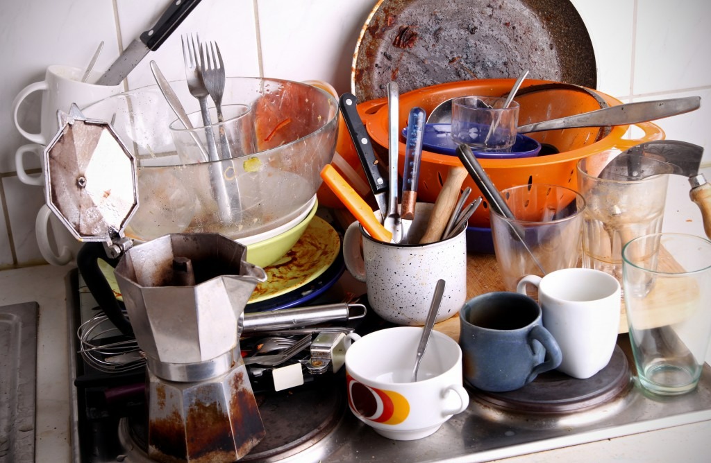 انباشتن ظرف غذای کثیف - اشتباهات ظرف شستن