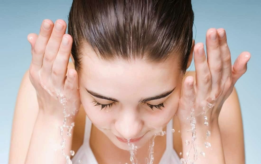 آب زدن به صورت - داشتن پوست شفاف و صاف