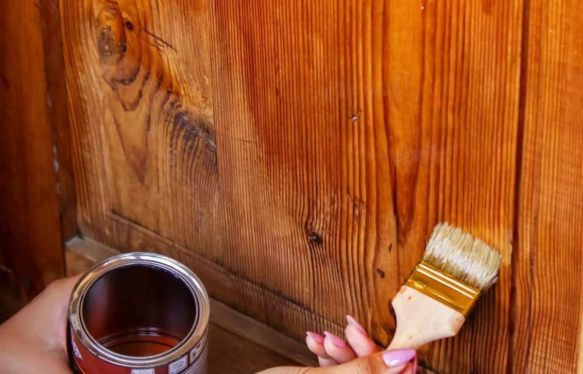رنگ زدن در چوبی - جلوگیری از پوسیدگی درب چوبی