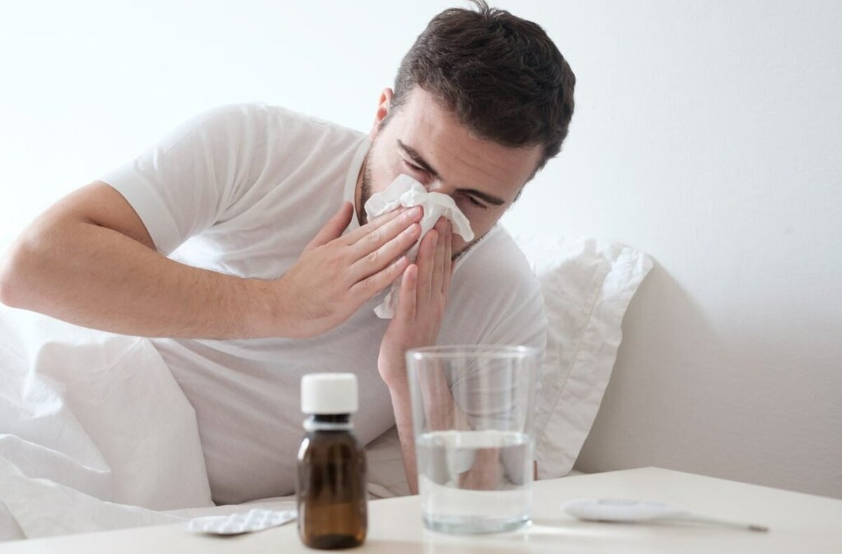 مرد سرماخورده - درمان عطسه و آبریزش بینی