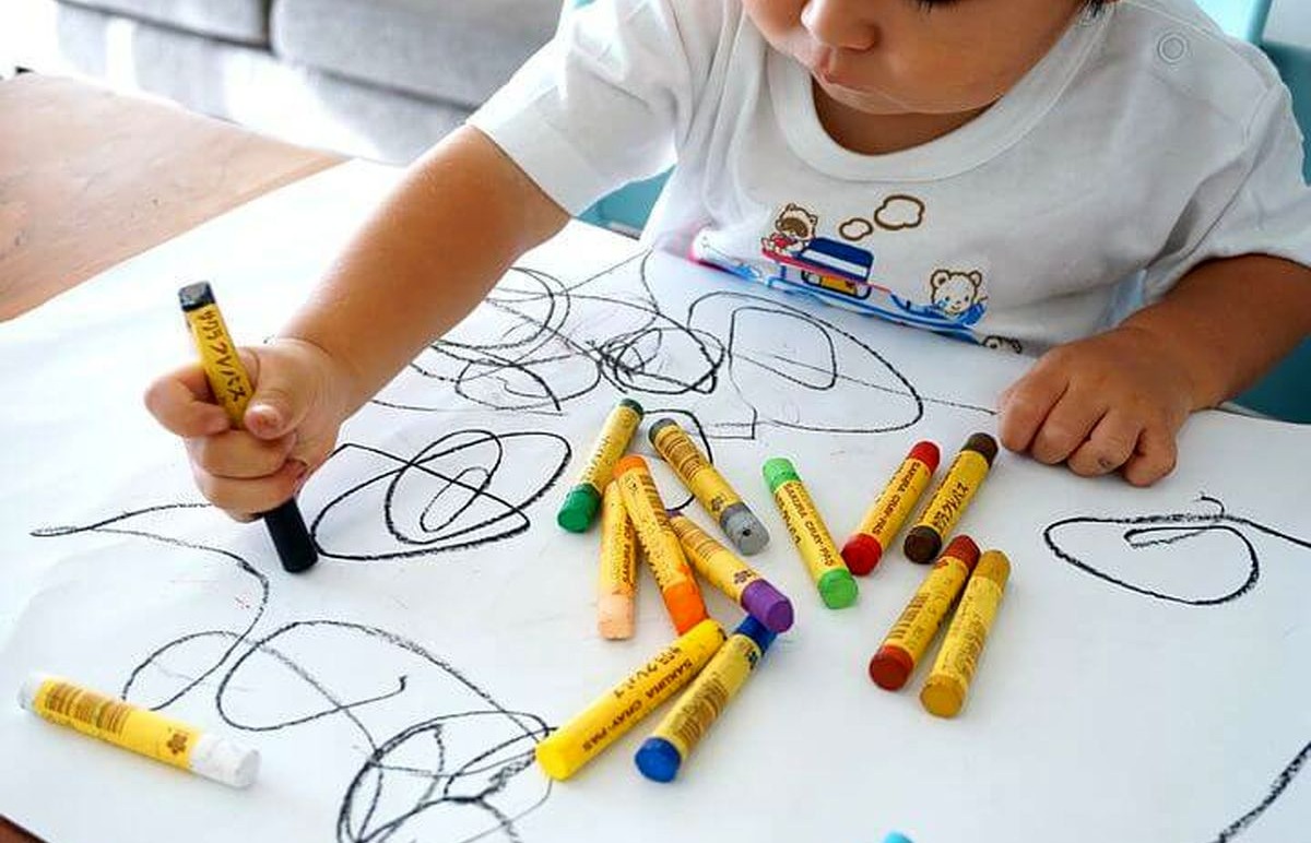 بچه در حال نقاشی کردن - پاک کردن لکه مداد شمعی
