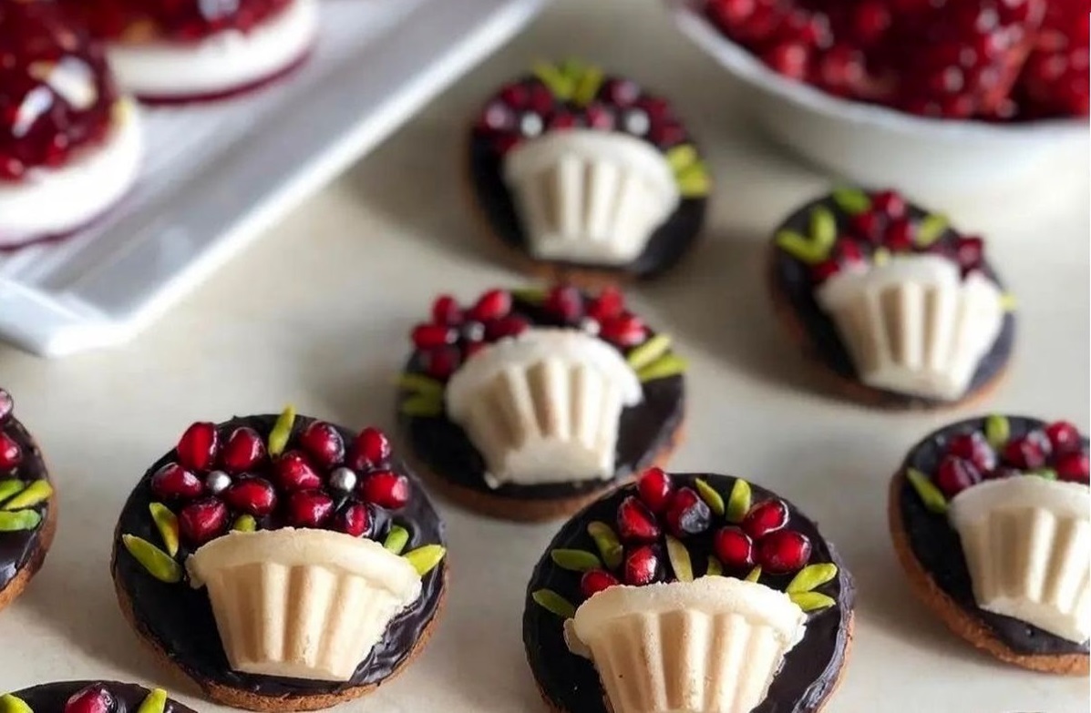 تزیین انار برای مدرسه