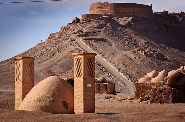  برج خاموشان - جاهای دیدنی یزد