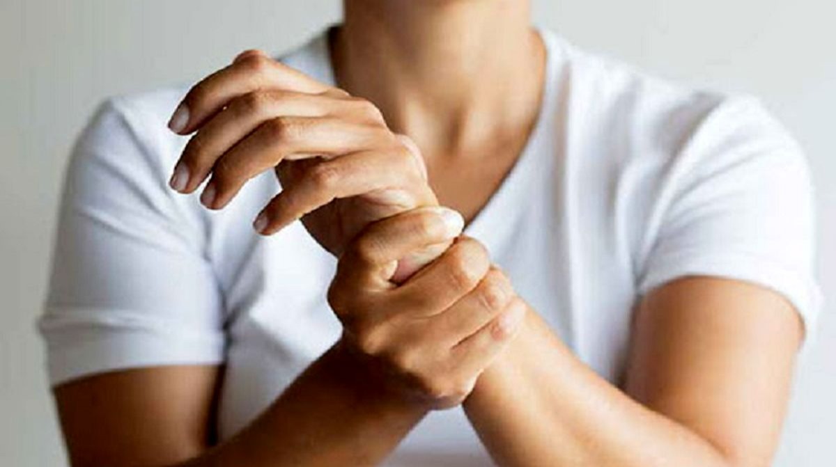 علت لرزش دست