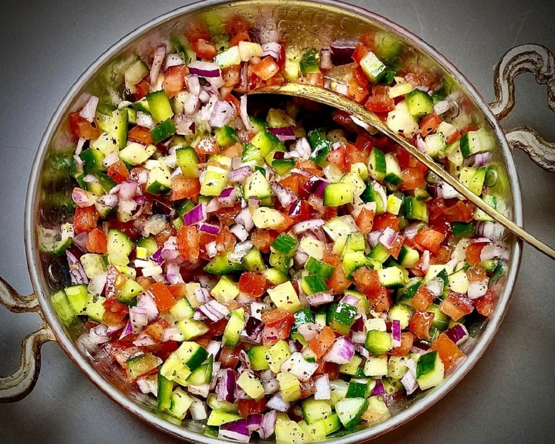 تهیه سالاد شیرازی