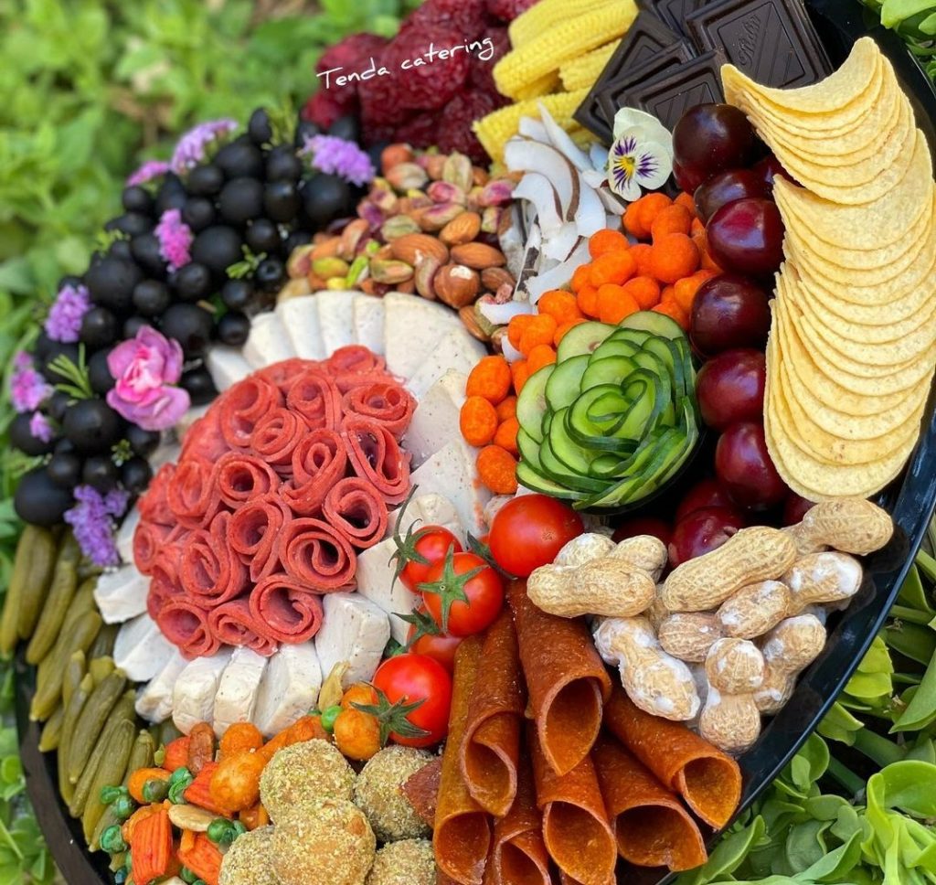 اصول چیدن سینی مزه با انواع میوه و آجیل برای تولد و مهمانی مجله 