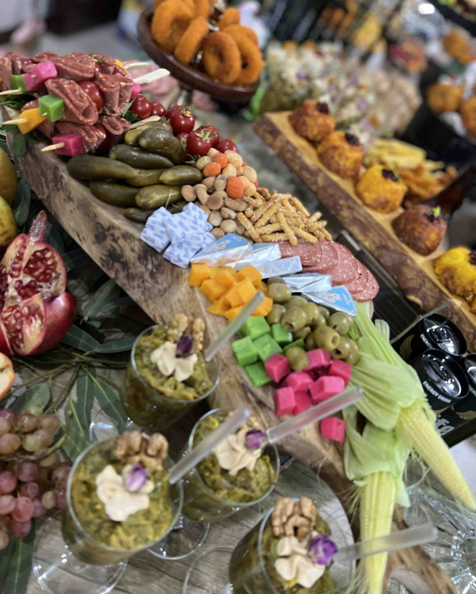 اصول چیدن سینی مزه با انواع میوه و آجیل برای تولد و مهمانی مجله 