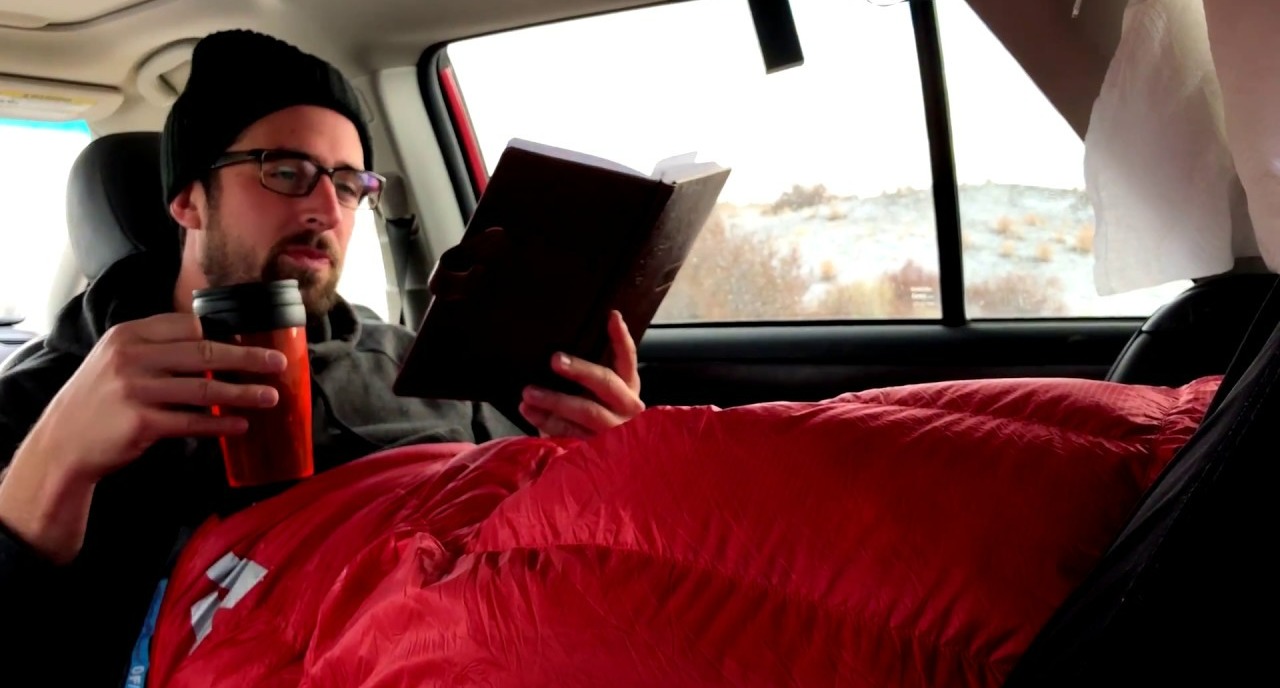 کتاب خواندن در ماشین - خوابیدن در ماشین هنگام سفر