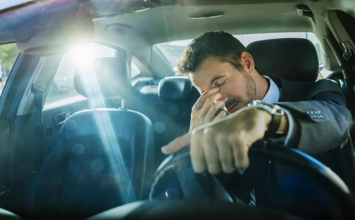 راننده خواب آلوده - خوابیدن در ماشین هنگام سفر