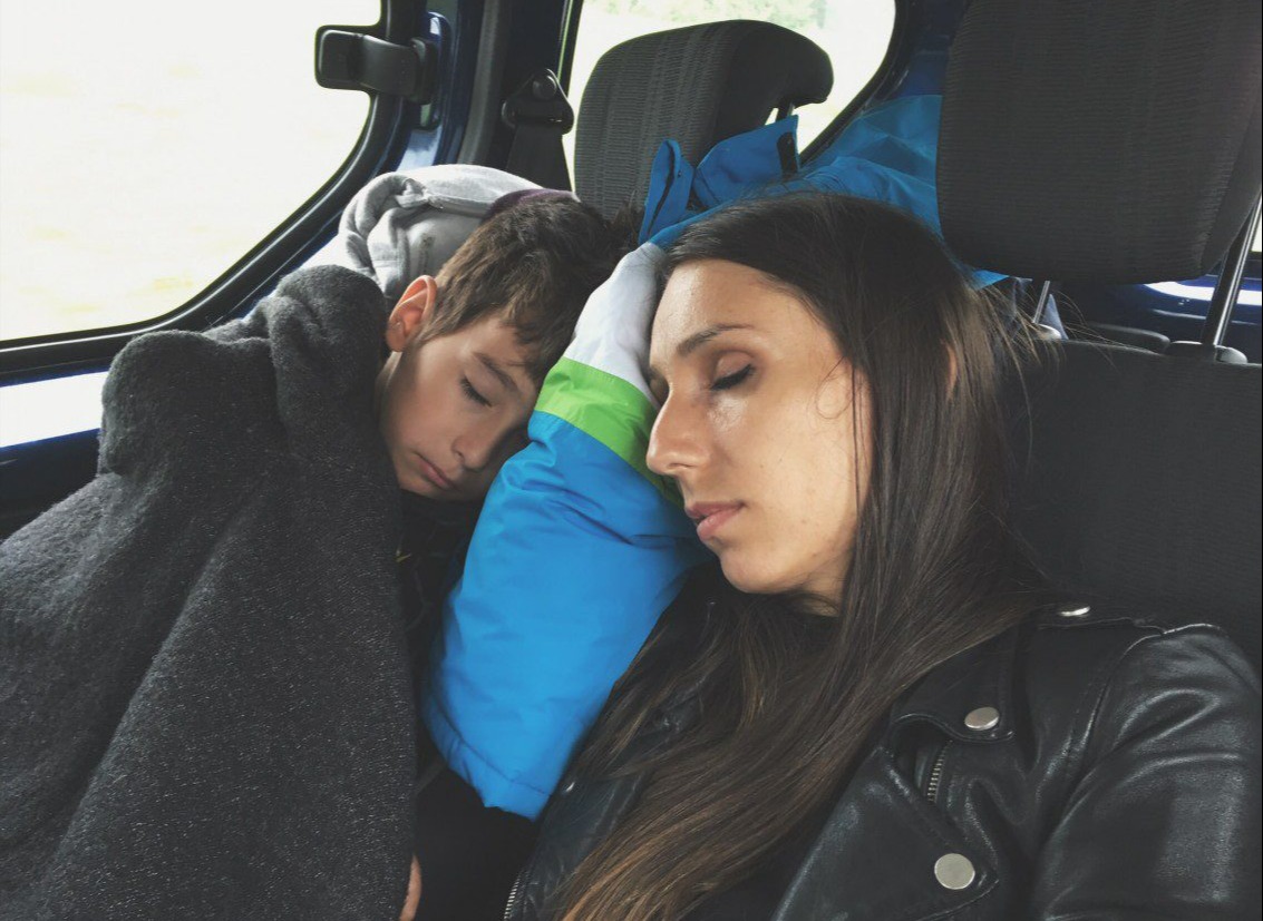 مادر و فرزند خواب در ماشین - خوابیدن در ماشین هنگام سفر