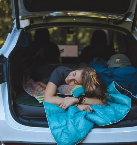 خوابیدن در ماشین هنگام سفر