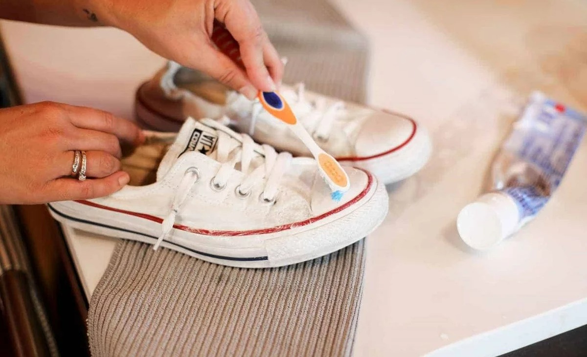 شستن کفش با دست