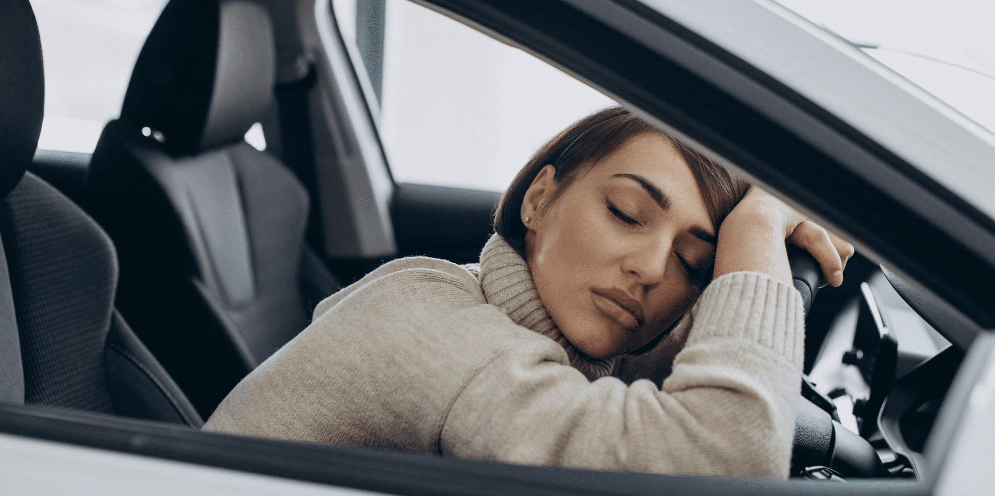 خوابیدن روی فرمون ماشین - خوابیدن در ماشین هنگام سفر