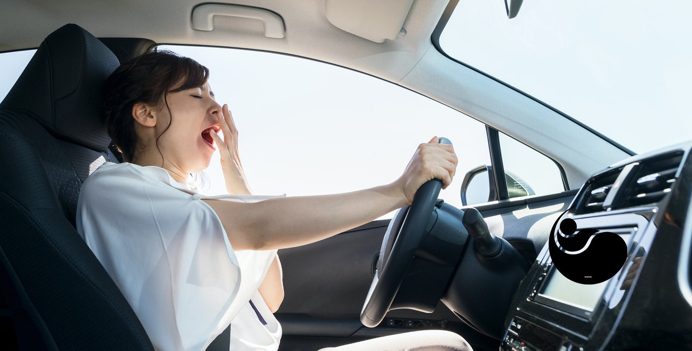 زن راننده در حال خمیازه کشیدن - خوابیدن در ماشین هنگام سفر