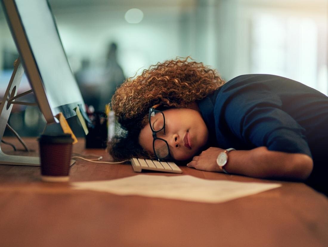 خستگی سر کار - علت خواب آلودگی زیاد