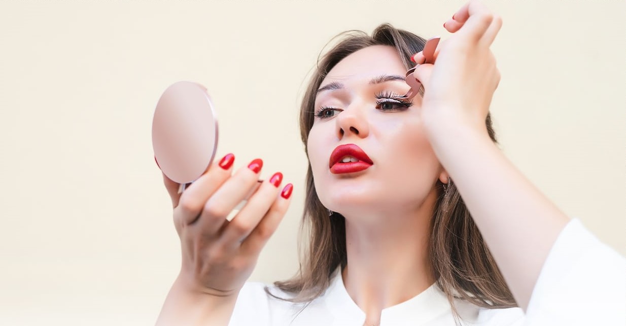 نحوه چسباندن مژه مصنوعی