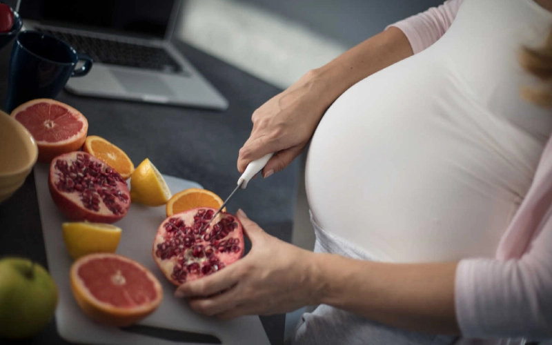 زن باردار انار سفید انار در دوران بارداری 