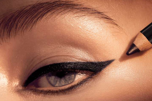 خط چشم با مداد چشم