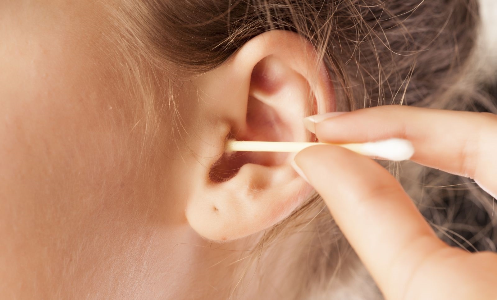 تخلیه جرم گوش با کاغذ