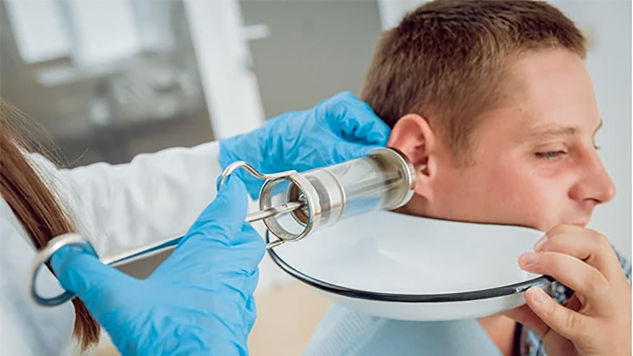 تخلیه جرم گوش با کاغذ