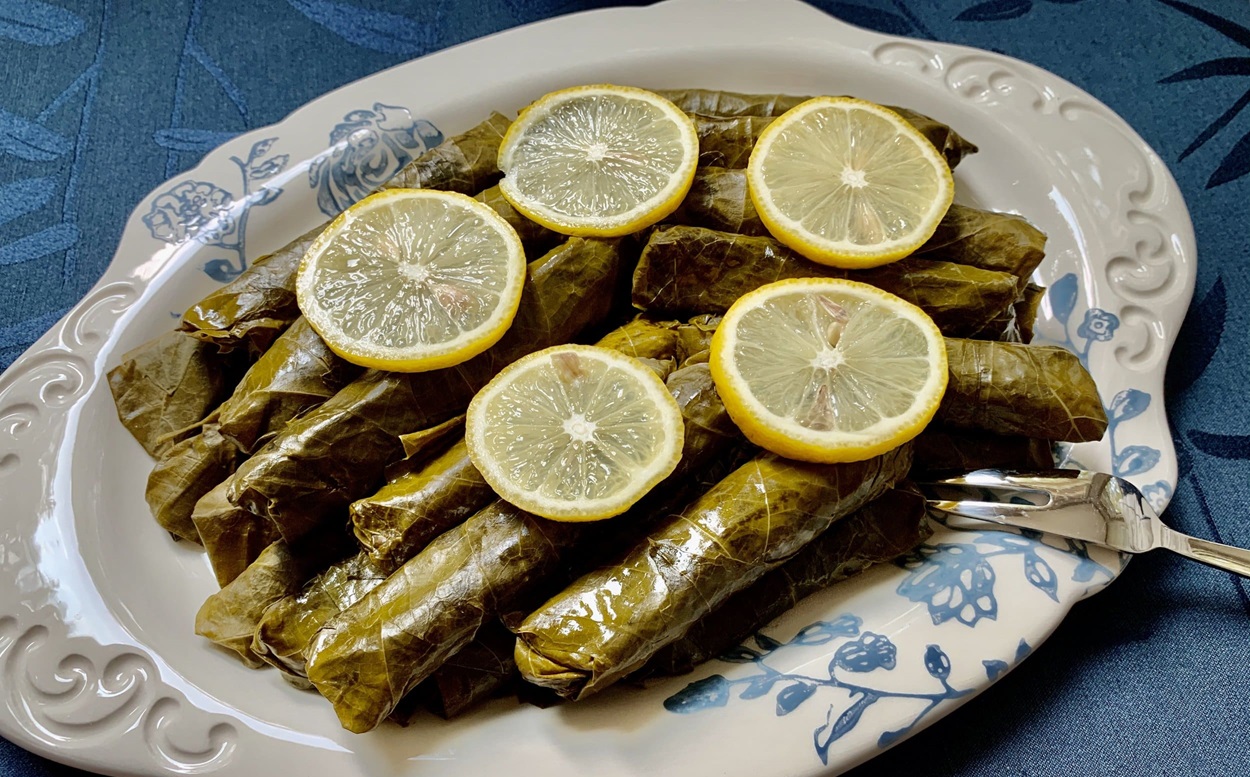 طرز تهیه دلمه ساده خانگی با برگ انگور