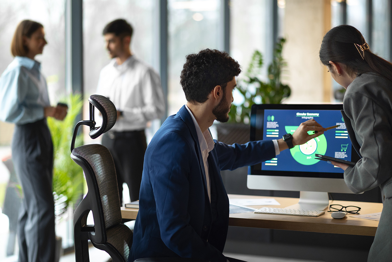 در دنیایی که زمان و منابع از همیشه محدودتر شده‌اند، اجرای موفق پروژه‌ها دیگر فقط به تجربه و نیروی انسانی متکی نیست. ابزارها و فناوری‌ها نقش پررنگ‌تری پیدا کرده‌اند. به‌ویژه زمانی که پروژه‌ای چندوجهی، با ده‌ها وظیفه، اعضای تیم پراکنده و مهلت‌های محدود در جریان باشد، نیاز به یک راهکار حرفه‌ای برای هماهنگ‌سازی و نظارت احساس می‌شود. در اینجا است که یک نرم افزار مدیریت پروژه حرفه‌ای وارد میدان می‌شود؛ ابزاری که نه‌تنها کارها را سازمان‌دهی می‌کند، بلکه می‌تواند شفافیت، بهره‌وری و تصمیم‌گیری سریع را هم‌زمان تسهیل کند. به‌عنوان نمونه، نرم افزار آفام با تکیه بر تجربه کاربران واقعی و تمرکز بر ویژگی‌های کاربردی، می‌تواند یکی از گزینه‌های مؤثر برای کسب‌وکارها باشد. اما یک نرم‌افزار واقعاً حرفه‌ای باید چه ویژگی‌هایی داشته باشد؟ بیایید دقیق‌تر بررسی کنیم. ۱. رابط کاربری ساده، اما حرفه‌ای یکی از نخستین چیزهایی که کاربران در تعامل با نرم‌افزار مدیریت پروژه تجربه می‌کنند، رابط کاربری (UI) آن است. یک ابزار حرفه‌ای باید رابطی ساده، مینیمال و در عین حال کاربردی داشته باشد تا کاربر از همان لحظه ورود، سردرگم نشود. لازم نیست رنگ‌ها پر زرق‌وبرق باشند یا دکمه‌ها فانتزی طراحی شوند. سادگی، وضوح و سهولت دسترسی به قابلیت‌ها، کلید موفقیت هستند. نکته مهم‌تر، انعطاف‌پذیری در شخصی‌سازی رابط کاربری بر اساس نقش یا نیاز کاربر است؛ برای مثال مدیر پروژه دید متفاوتی نسبت به اعضای تیم نیاز دارد. ۲. مدیریت وظایف (Task Management) دقیق و منعطف توانایی تقسیم پروژه به وظایف کوچک‌تر و تعیین مسئول، اولویت، تاریخ شروع و پایان برای هرکدام از ویژگی‌های کلیدی است. در یک نرم‌افزار حرفه‌ای، باید بتوان: وظایف را دسته‌بندی کرد وضعیت‌ها را تغییر داد (To Do, In Progress, Done) وابستگی بین کارها را مشخص کرد به‌راحتی از طریق Drag & Drop ترتیب کارها را تنظیم کرد ویژگی جذاب‌تر، امکان مشاهده وظایف به صورت لیست، جدول کانبان (Kanban)، یا تایم‌لاین است. ۳. پیگیری زمان و منابع (Time & Resource Tracking) وقتی زمان و منابع مدیریت نشوند، هزینه‌ها از کنترل خارج می‌شوند. یک نرم‌افزار حرفه‌ای باید بتواند زمان صرف‌شده روی هر وظیفه را ثبت کند، چه به‌صورت دستی و چه با تایمر خودکار. این قابلیت نه‌تنها برای محاسبه بهره‌وری بلکه برای صدور فاکتور یا گزارش‌دهی به کارفرما بسیار ارزشمند است. مدیریت منابع (اعم از نیروی انسانی، تجهیزات یا بودجه) نیز باید بخشی از سیستم باشد تا بتوان به شکل واضحی مشاهده کرد که چه کسی، روی چه کاری، چه زمانی کار کرده و چه میزان از منابع درگیر شده‌اند. ۴. گزارش‌دهی پیشرفته و قابل تنظیم مدیران پروژه عاشق گزارش‌های دقیق هستند؛ اما همه گزارش‌ها برای همه کاربران مفید نیستند. یک نرم‌افزار حرفه‌ای باید قابلیت ساخت گزارش‌های پویا و قابل تنظیم بر اساس فیلترهای مختلف (تاریخ، پروژه، کاربر، وظیفه، وضعیت و...) را داشته باشد. نمودار گانت، گزارش‌های تأخیر، بهره‌وری فردی و تیمی، نمودار هزینه، Burn-down chart و ... همگی جزو ابزارهای تحلیلی ارزشمند هستند. ۵. هماهنگی تیمی در لحظه در تیم‌هایی که به‌صورت ریموت یا ترکیبی کار می‌کنند، نیاز به ارتباط لحظه‌ای حیاتی است. نرم‌افزار مدیریت پروژه حرفه‌ای باید بستری برای تعامل سریع فراهم کند؛ مانند: امکان کامنت‌گذاری روی وظایف تگ کردن اعضا ارسال نوتیفیکیشن هوشمند اشتراک فایل‌ها در بستر داخلی برخی نرم‌افزارها حتی امکان برگزاری چت یا جلسات ویدئویی درون‌برنامه را نیز فراهم می‌کنند. ۶. هماهنگی با سایر ابزارها (Integrations) هیچ نرم‌افزاری نمی‌تواند به‌تنهایی همه نیازها را پاسخ دهد. یک ابزار مدیریت پروژه حرفه‌ای باید قابلیت اتصال به سایر نرم‌افزارها را داشته باشد. برای مثال: اتصال به Google Drive یا Dropbox برای فایل‌ها اتصال به Slack یا Microsoft Teams برای ارتباطات اتصال به تقویم‌ها اتصال به نرم‌افزارهای حسابداری یا CRM این یکپارچگی باعث می‌شود تیم‌ها مجبور نباشند مدام بین ابزارها جابجا شوند. ۷. سطح‌بندی دسترسی و امنیت اطلاعات در هر پروژه‌ای، نقش‌ها متفاوت‌اند و طبیعتاً سطح دسترسی نیز باید متناسب با نقش تعریف شود. یک نرم‌افزار حرفه‌ای باید امکان تعریف نقش‌های مختلف و تعیین سطح دسترسی برای هر بخش، پروژه یا حتی وظیفه را داشته باشد. همچنین رمزگذاری اطلاعات، احراز هویت دو مرحله‌ای و پشتیبان‌گیری منظم از اطلاعات از جمله ویژگی‌های امنیتی ضروری‌اند. ۸. پشتیبانی از پروژه‌های چندگانه و ساختار سلسله‌مراتبی کسب‌وکارها معمولاً هم‌زمان چند پروژه دارند. یک نرم‌افزار حرفه‌ای باید: امکان مدیریت هم‌زمان چند پروژه را داشته باشد ساختار سلسله‌مراتبی پروژه > فاز > تسک > زیرتسک را پشتیبانی کند وابستگی بین پروژه‌ها یا وظایف مشترک را نمایش دهد این ساختار دید جامعی از کل اکوسیستم پروژه‌ها به مدیر می‌دهد. ۹. سازگاری با موبایل و تجربه کاربری در دستگاه‌های مختلف در دنیایی که مدیر پروژه ممکن است در فرودگاه یا کافه باشد، نسخه موبایلی نرم‌افزار یا اپلیکیشن اختصاصی ضروری است. قابلیت انجام کارهای اصلی مانند بررسی وظایف، کامنت‌گذاری، مشاهده گزارش‌ها یا تغییر وضعیت وظایف در موبایل باید به سادگی قابل انجام باشد. ۱۰. قابلیت سفارشی‌سازی بر اساس مدل کسب‌وکار هیچ دو تیمی مثل هم کار نمی‌کنند. نرم‌افزار خوب باید انعطاف داشته باشد تا کاربران بتوانند: ساختار وظایف را تغییر دهند وضعیت‌های جدید تعریف کنند فیلدهای دلخواه اضافه کنند (مثلاً فیلد بودجه، اولویت، نوع مشتری و...) نرم‌افزاری که فقط یک مدل استفاده را تحمیل می‌کند، به‌زودی از چرخه رقابت خارج می‌شود. جمع‌بندی یک نرم‌افزار مدیریت پروژه حرفه‌ای، فقط یک چک‌لیست دیجیتال نیست. این ابزار، باید هماهنگ‌کنندهٔ بین انسان‌ها، زمان، بودجه و اهداف باشد. در انتخاب چنین نرم‌افزاری نباید صرفاً به ظاهر یا تبلیغات تکیه کرد، بلکه باید به کارایی در شرایط واقعی، سهولت استفاده، قابلیت انطباق با نیازها و پشتیبانی بلندمدت توجه کرد.