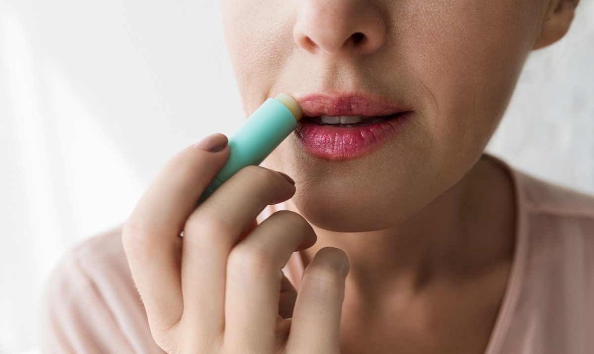 بالم لب - درمان خشکی لب با خمیر دندان