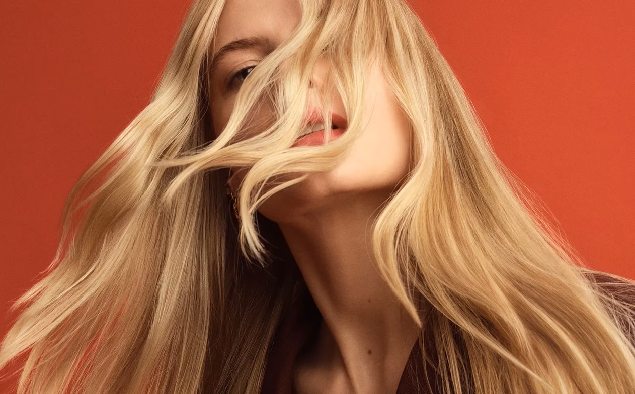 بهترین رنگ برای موهای سفید بدون دکلره