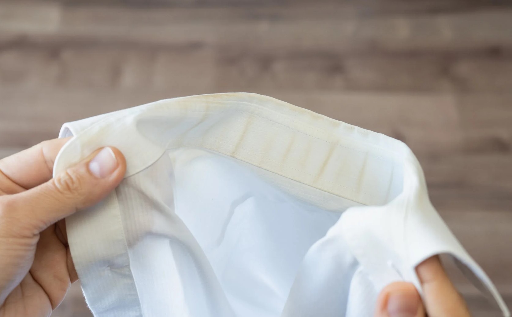 زرد شدن یقه لباس - زرد شدن لباس سفید در کمد