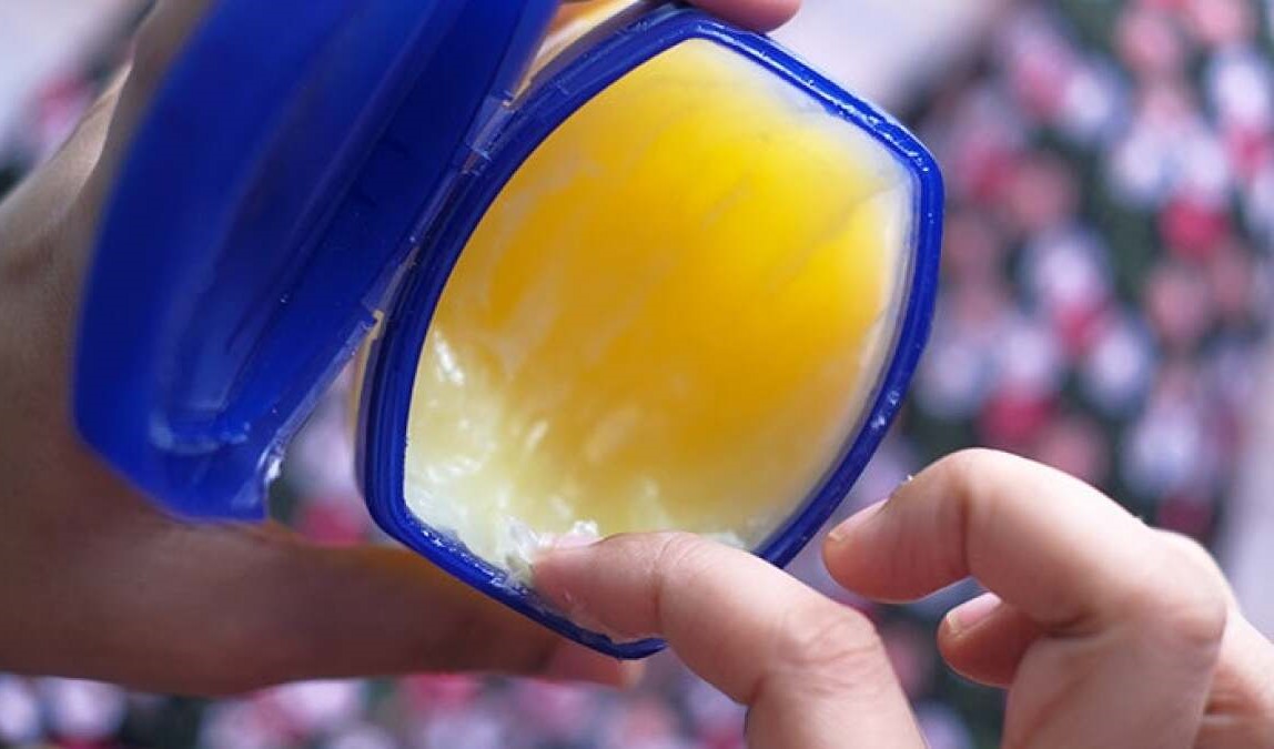 کاربرد های وازلین - درمان یبوست با وازلین