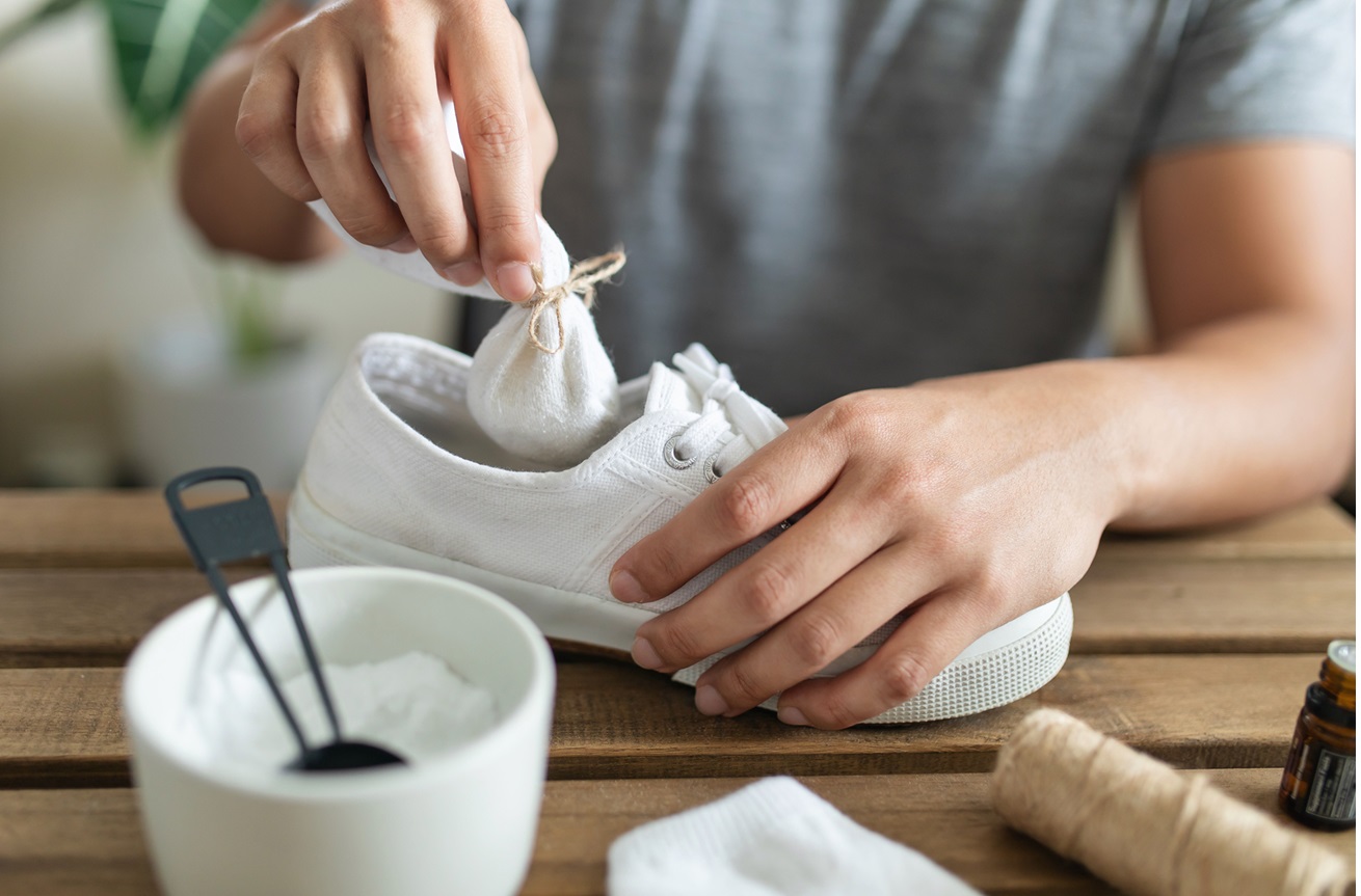 تمیز کردن کفش با حوش شیرین - رفع بوی بد کفش با جوش شیرین